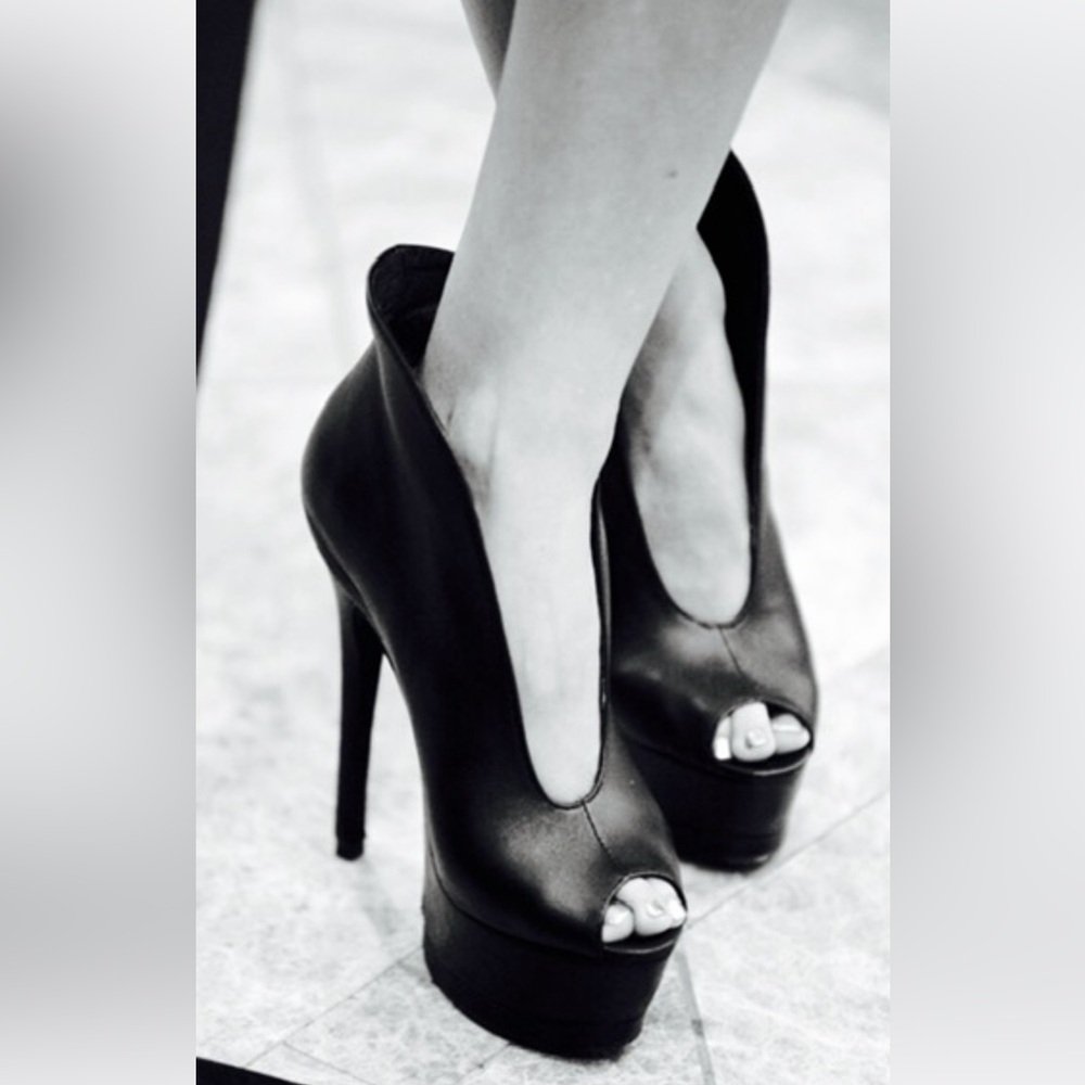 SOLD 🎉London Trash Stiletto bootie/ black leather